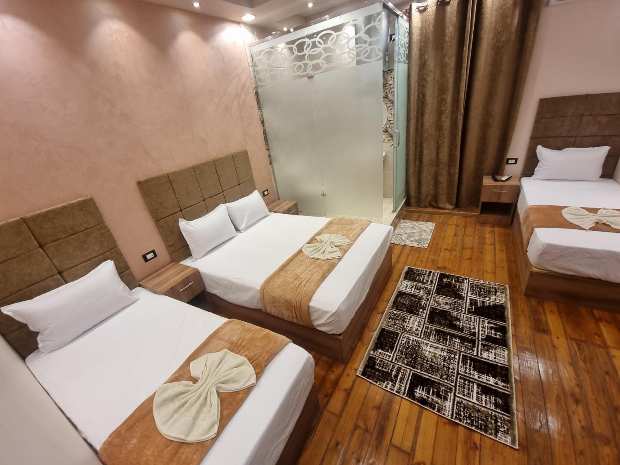 Plaza 70 Hostel *
